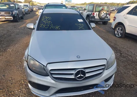 2015 Mercedes-Benz C 300 Sport 4Matic z USA, uszkodzony, nr VIN 55SWF4KB2FU018328